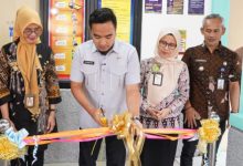 Wali Kota Cilegon, Robinsar meluncurkan layanan Puskemas 24 jam. Foto Daeng Yusvin