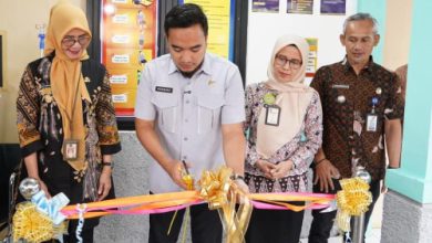 Wali Kota Cilegon, Robinsar meluncurkan layanan Puskemas 24 jam. Foto Daeng Yusvin