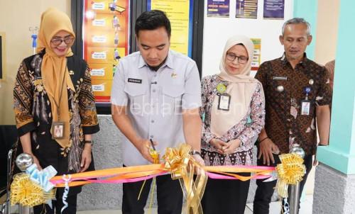Wali Kota Cilegon, Robinsar meluncurkan layanan Puskemas 24 jam. Foto Daeng Yusvin
