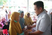 Wali Kota Cilegon, Robinsar membagikan santuan ke pemandi jenazah. Foto Daeng Yusvin