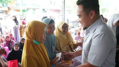 Wali Kota Cilegon, Robinsar membagikan santuan ke pemandi jenazah. Foto Daeng Yusvin