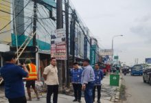 Walikota Cilegon, Robinsar meninjau pemotongan an penataan kabel di Kota Cilegon. Foto Daeng Yusvin