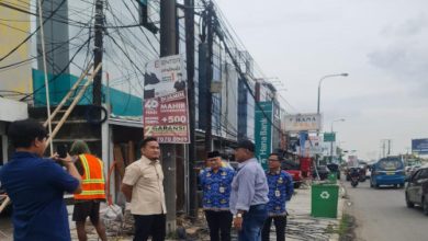 Walikota Cilegon, Robinsar meninjau pemotongan an penataan kabel di Kota Cilegon. Foto Daeng Yusvin