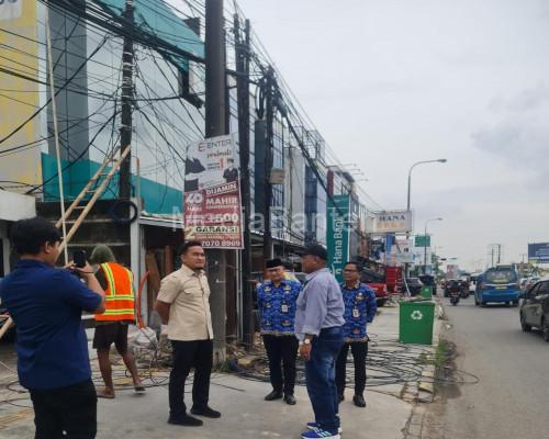 Walikota Cilegon, Robinsar meninjau pemotongan an penataan kabel di Kota Cilegon. Foto Daeng Yusvin