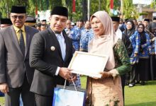 Wali Kota Cilegon, Robinsar memberikan penghargaan pada pensiunan ASN. Foto Daeng Yusvin