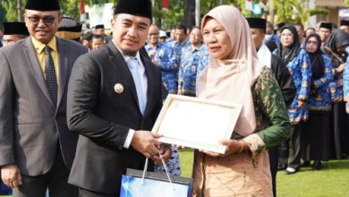 Wali Kota Cilegon, Robinsar memberikan penghargaan pada pensiunan ASN. Foto Daeng Yusvin