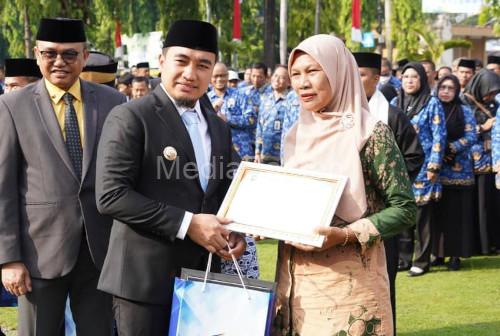Wali Kota Cilegon, Robinsar memberikan penghargaan pada pensiunan ASN. Foto Daeng Yusvin