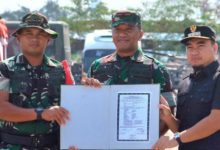 Wali Kota Cilegon, Robinsar memberikan penghargan ke pelaksana Program TMMD ke-128 di Cilegon. Foto Daeng Yusvin