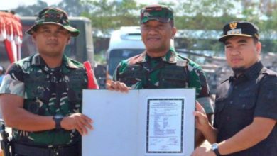 Wali Kota Cilegon, Robinsar memberikan penghargan ke pelaksana Program TMMD ke-128 di Cilegon. Foto Daeng Yusvin
