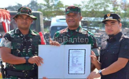 Wali Kota Cilegon, Robinsar memberikan penghargan ke pelaksana Program TMMD ke-128 di Cilegon. Foto Daeng Yusvin