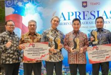 Wali Kota Cilegon, Robinsar menerima penghargaan Pemda Berprestasi dari Kemendagri. Foto Daeng Yusvin