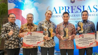 Wali Kota Cilegon, Robinsar menerima penghargaan Pemda Berprestasi dari Kemendagri. Foto Daeng Yusvin