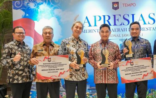 Wali Kota Cilegon, Robinsar menerima penghargaan Pemda Berprestasi dari Kemendagri. Foto Daeng Yusvin