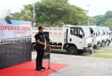 Wali Kota Cilegon, Robinsar memberikan sambutan dalam penyerahan 20 truk operasional Koperasi Merah Putih. Foto Daeng Yusvin