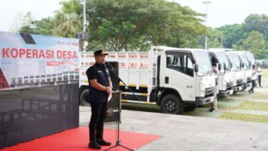 Wali Kota Cilegon, Robinsar memberikan sambutan dalam penyerahan 20 truk operasional Koperasi Merah Putih. Foto Daeng Yusvin