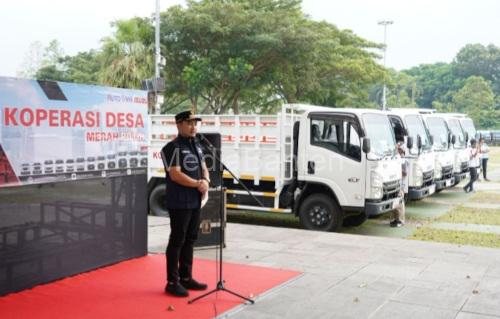 Wali Kota Cilegon, Robinsar memberikan sambutan dalam penyerahan 20 truk operasional Koperasi Merah Putih. Foto Daeng Yusvin
