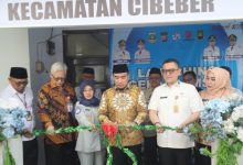 Wali Kota Cilegon, Robinsar meresmikan Gerai Samsaat Cibeber. Foto Daeng Yusvin