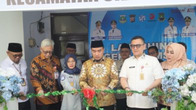 Wali Kota Cilegon, Robinsar meresmikan Gerai Samsaat Cibeber. Foto Daeng Yusvin