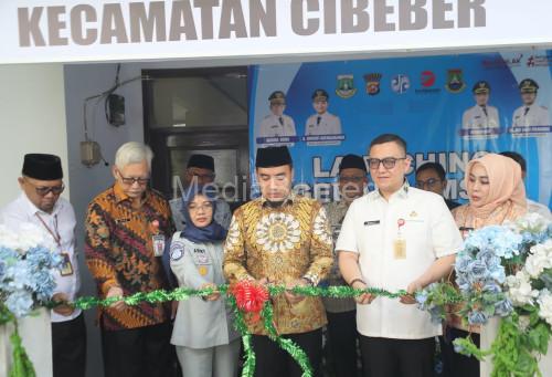 Wali Kota Cilegon, Robinsar meresmikan Gerai Samsaat Cibeber. Foto Daeng Yusvin