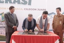 Wali Kota Cilegon, Robinsar meresmikian gedung Layanan Perpustakaan Umum Daerah. Foto Daeng Yusvin