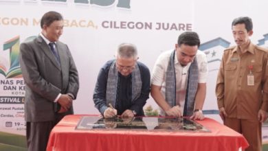 Wali Kota Cilegon, Robinsar meresmikian gedung Layanan Perpustakaan Umum Daerah. Foto Daeng Yusvin