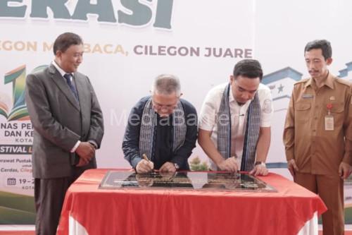 Wali Kota Cilegon, Robinsar meresmikian gedung Layanan Perpustakaan Umum Daerah. Foto Daeng Yusvin