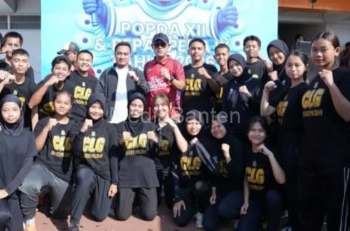 Wali Kota Cilegon, Robinsar melakukan kick off Popda XII dan Peparpeda IX Provinsi Banten. Foto Daeng Yusvin