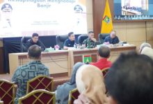 Wali Kota Cilegon, Robinsar gelar rapat penanganan banjir di Cilegon. Foto Daeng Yusvin