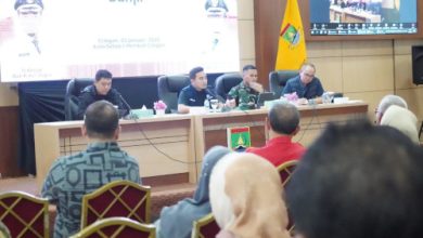 Wali Kota Cilegon, Robinsar gelar rapat penanganan banjir di Cilegon. Foto Daeng Yusvin