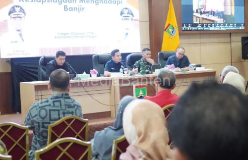 Wali Kota Cilegon, Robinsar gelar rapat penanganan banjir di Cilegon. Foto Daeng Yusvin