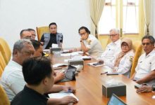 Wali Kota Cilegon, Robinsar memimpin rapat program mudik gratis. Foto Daeng Yusvin