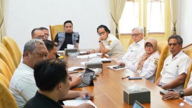 Wali Kota Cilegon, Robinsar memimpin rapat program mudik gratis. Foto Daeng Yusvin