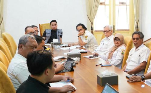 Wali Kota Cilegon, Robinsar memimpin rapat program mudik gratis. Foto Daeng Yusvin