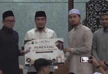 Wali Kota Cilegon, Robinsar menyerahkan hadiah umroh pada shalat subuh berjmaah di Masjid Agung Cilegon. Foto Daeng Yusvin