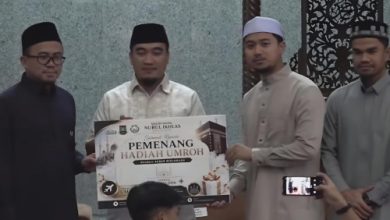 Wali Kota Cilegon, Robinsar menyerahkan hadiah umroh pada shalat subuh berjmaah di Masjid Agung Cilegon. Foto Daeng Yusvin