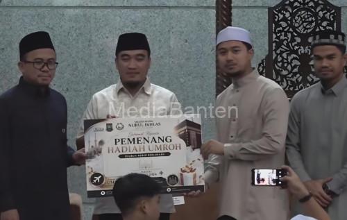 Wali Kota Cilegon, Robinsar menyerahkan hadiah umroh pada shalat subuh berjmaah di Masjid Agung Cilegon. Foto Daeng Yusvin