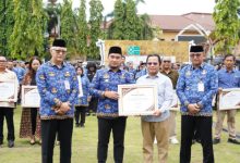 Wali Kota Cilegon, Robinsar memberikan sertifikat penghargan ke wajib pajak. Foto Daeng Yusvin