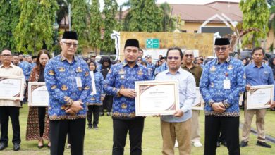Wali Kota Cilegon, Robinsar memberikan sertifikat penghargan ke wajib pajak. Foto Daeng Yusvin