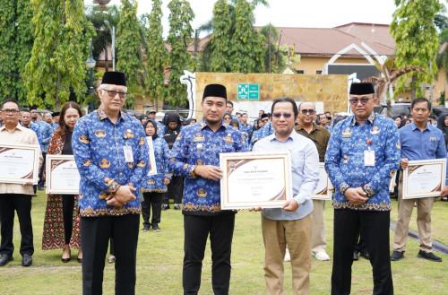 Wali Kota Cilegon, Robinsar memberikan sertifikat penghargan ke wajib pajak. Foto Daeng Yusvin