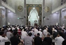 Suasana solat tarawih perdana di Masjid Agung Nurul Ikhlas. Foto Daeng Yusvin