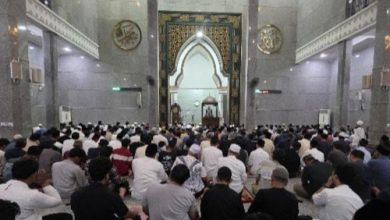 Suasana solat tarawih perdana di Masjid Agung Nurul Ikhlas. Foto Daeng Yusvin