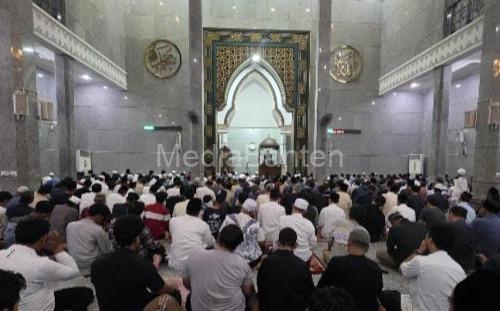 Suasana solat tarawih perdana di Masjid Agung Nurul Ikhlas. Foto Daeng Yusvin