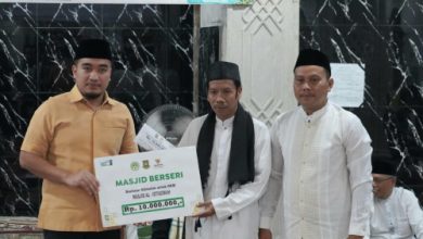 Wali Kota Cilegon, Robinsar saat menyerahkan bantuan buat masjid. Foto Daeng Yusvin