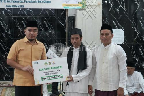 Wali Kota Cilegon, Robinsar saat menyerahkan bantuan buat masjid. Foto Daeng Yusvin