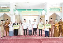 Wali Kota Cilegon, Robinsar menyerahkan uang kadedeuh ke peserta terbaik di MTQ Banten. Foto Daeng Yusvin