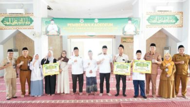 Wali Kota Cilegon, Robinsar menyerahkan uang kadedeuh ke peserta terbaik di MTQ Banten. Foto Daeng Yusvin