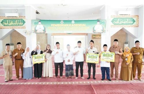 Wali Kota Cilegon, Robinsar menyerahkan uang kadedeuh ke peserta terbaik di MTQ Banten. Foto Daeng Yusvin