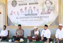 Wali Kota Cilegon, Robinsar dan Kapolres Ciilegon, AKBP Martua Raja Taripar Laut Silitongan menghadiri Hari Lahir Al Jahrotunaqqiah. Foto Daeng Yusvin
