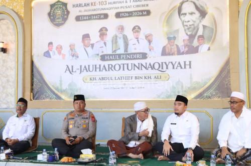 Wali Kota Cilegon, Robinsar dan Kapolres Ciilegon, AKBP Martua Raja Taripar Laut Silitongan menghadiri Hari Lahir Al Jahrotunaqqiah. Foto Daeng Yusvin