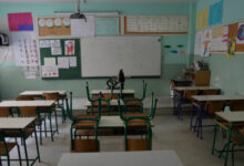 Ruang kelas kosong menggambarkan keruntuhan pendidikan Lebanon. Foto: VOA News